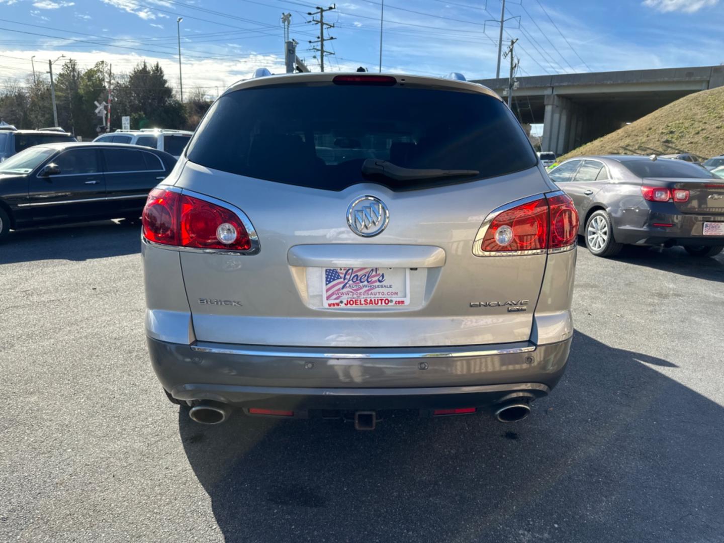 2008 Silver Buick Enclave CXL AWD (5GAEV23718J) with an 3.6L V6 DOHC 24V engine, 6-Speed Automatic Overdrive transmission, located at 5700 Curlew Drive, Norfolk, VA, 23502, (757) 455-6330, 36.841885, -76.209412 - Photo#3